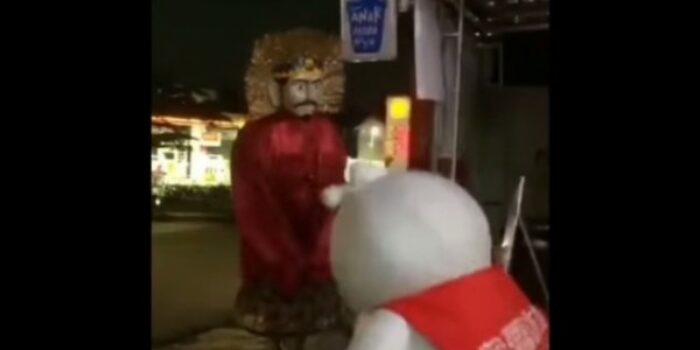 Bikin Ngakak, Viral Video Boneka Mixue Battle dengan Ondel-ondel, Netizen: Kurang Boneka Oppo Ame Vivo