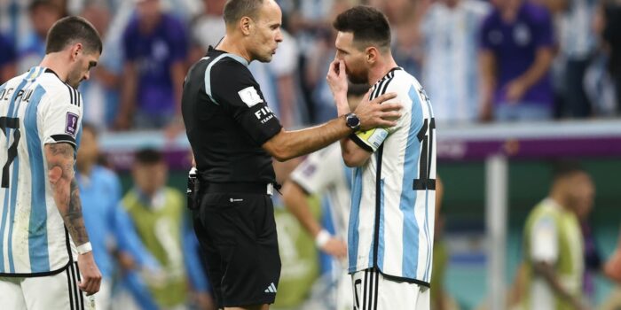 Lionel Messi memanggil wasit setelah Argentina mengalahkan Belanda