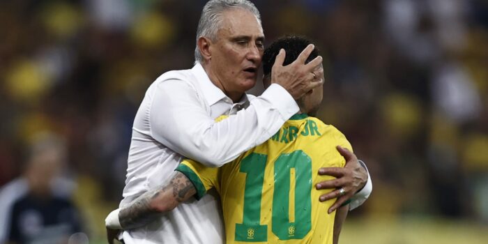 Neymar memberikan penghormatan kepada bos Brasil Tite yang keluar