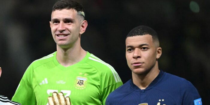 Emi Martinez secara brutal menjebak Kylian Mbappe di tengah perayaan Piala Dunia