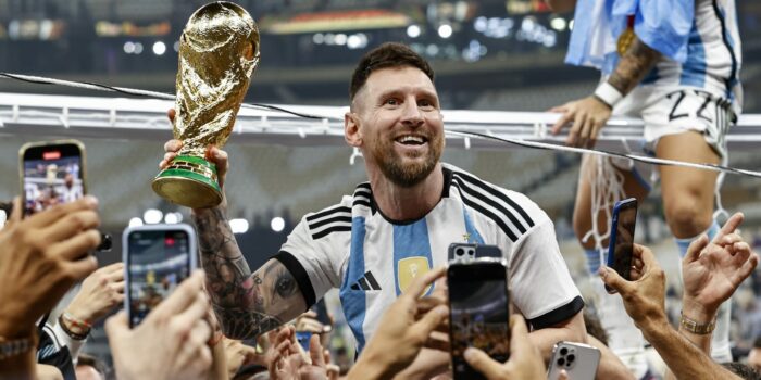 Bagaimana pesepakbola & bintang olahraga bereaksi terhadap Lionel Messi yang akhirnya memenangkan Piala Dunia