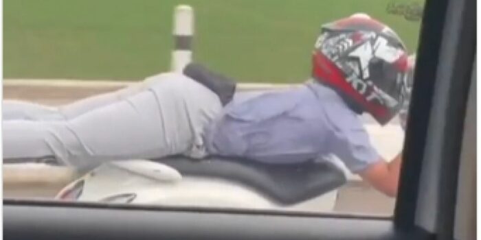 Jangan Ditiru! Pemuda Ini Kendarai Motor Gaya Superman, Warganet: Cara Cepat Bertemu Sang Pencipta – Berita Jatim
