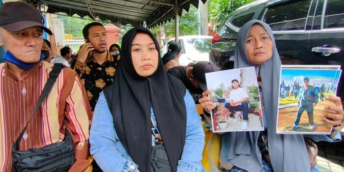 Keluarga si Tole, Korban Tragedi Kanjuruhan Datangi PN Surabaya: Anak Saya Dibantai Secara Biadab – Berita Jatim