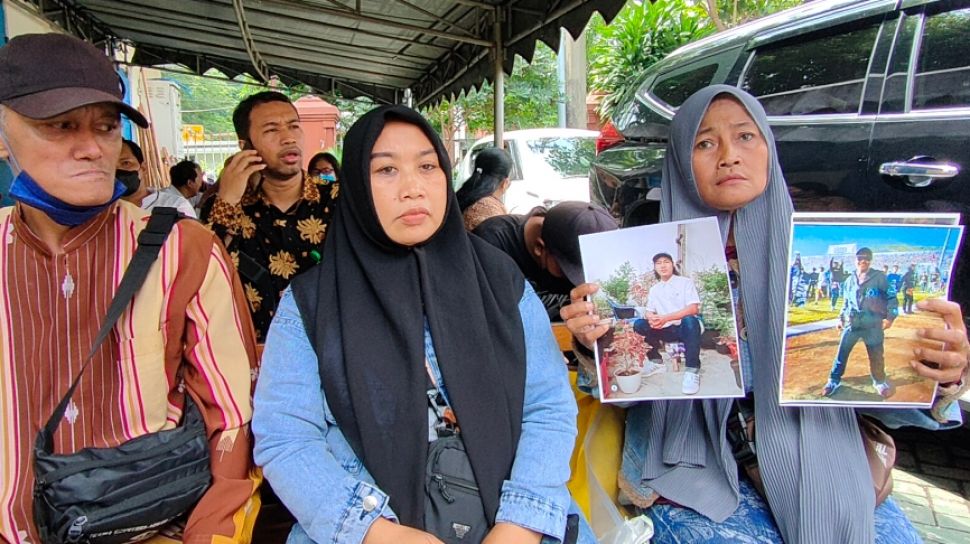 Keluarga si Tole, Korban Tragedi Kanjuruhan Datangi PN Surabaya: Anak Saya Dibantai Secara Biadab