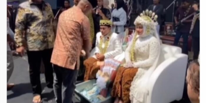 Viral Pasangan Pengantin di Madura Disawer Uang oleh Tamu Undangan – Berita Jatim