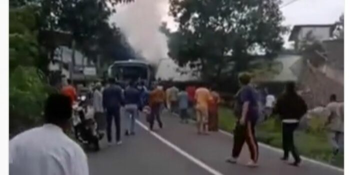 Bus Rombongan Anak TK Terguling Tabrak Rumah Warga di Jalur Taman Safari Prigen