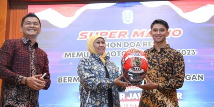 Jelang Musim Moto3 GP Tahun 2023, Gubernur Khofifah Terima Helm Motif Batik Sarangan dari Super Mario