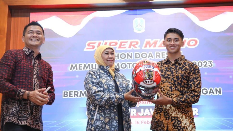 Jelang Musim Moto3 GP Tahun 2023, Gubernur Khofifah Terima Helm Motif Batik Sarangan dari Super Mario
