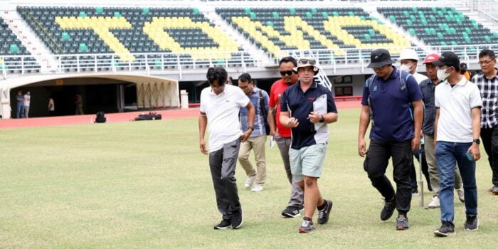 FIFA Cek Tanah dan Drainase Lapangan GBT Surabaya Jelang Piala Dunia U-20