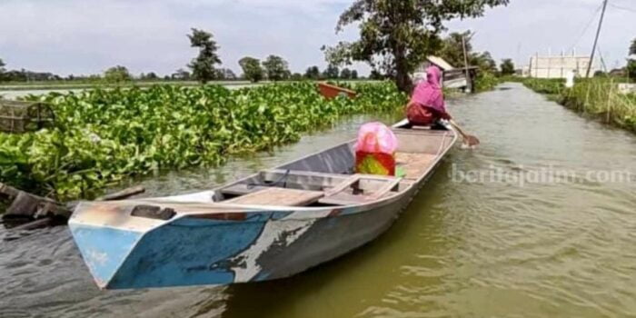 Aktivitas Warga Desa di Lamongan Ini Lumpuh Akibat Banjir