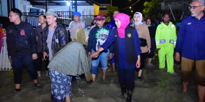 Gubernur Khofifah Gerak Cepat Tinjau Banjir Dampak Tanggul Jebol di Gresik