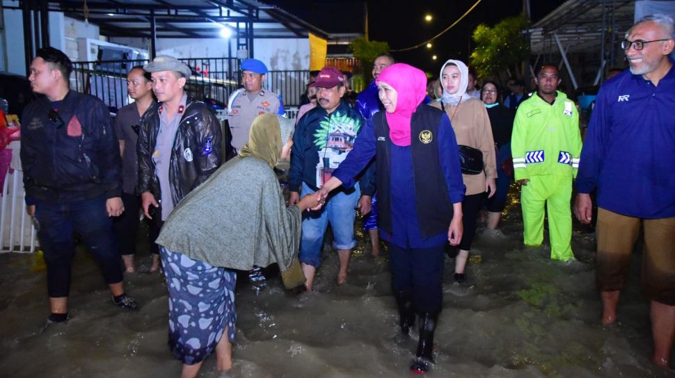 Gubernur Khofifah Gerak Cepat Tinjau Banjir Dampak Tanggul Jebol di Gresik