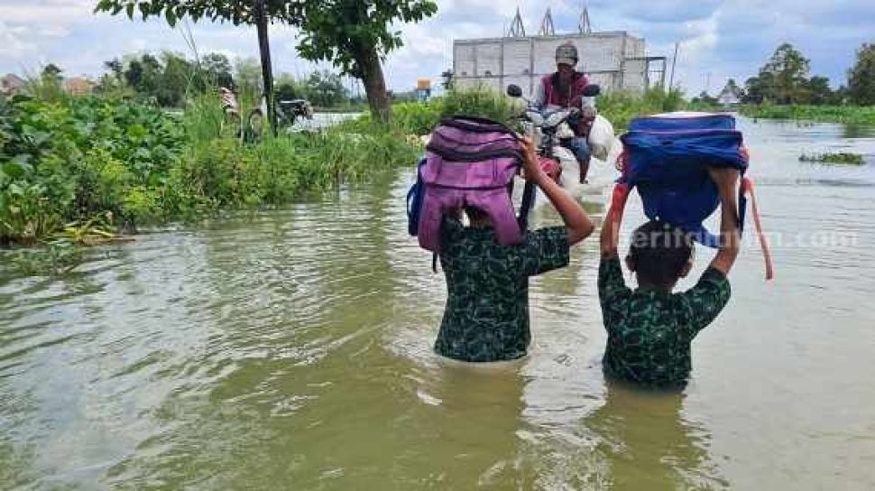 Duhh! 24 Sekolahan Terendam Banjir Akibat Luapan Bengawan Solo Lamongan