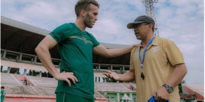 Hingga Meneteskan Air Mata Ze Valente Terharu Mendapat Dukungan dari Suporter Persebaya Surabaya