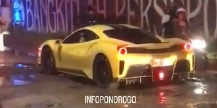 Viral Rombongan Mobil Lamborghini Lewat Jalanan Rusak dan Becek di Ponorogo