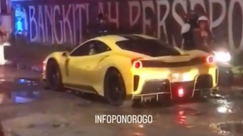 Viral Rombongan Mobil Lamborghini Lewat Jalanan Rusak dan Becek di Ponorogo