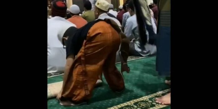 Waduh, Bocah Ini Bawa Barang Tak Terduga saat Shalat Berjamaah di Masjid