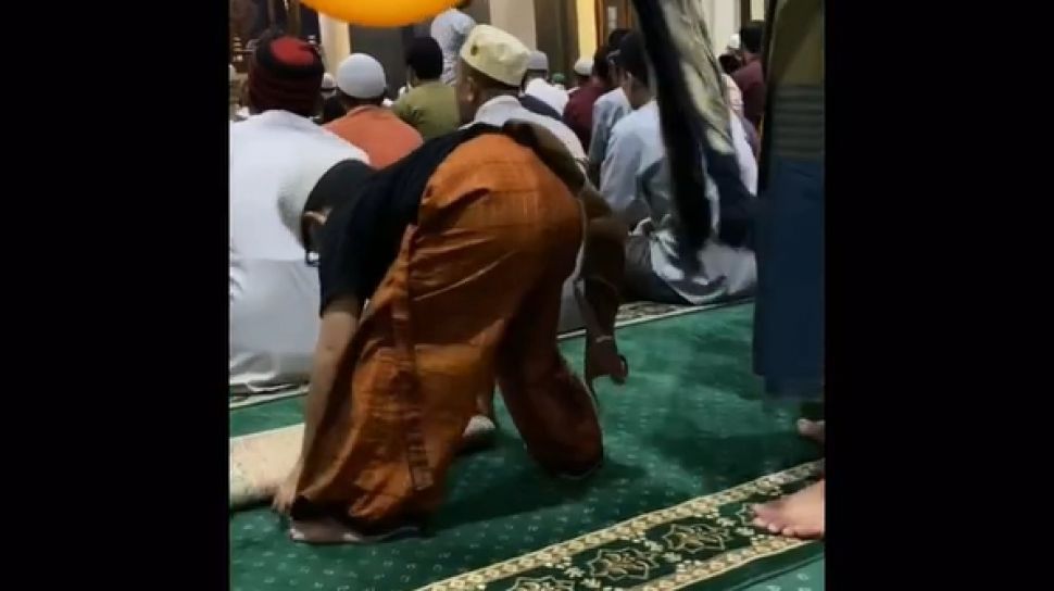 Waduh, Bocah Ini Bawa Barang Tak Terduga saat Shalat Berjamaah di Masjid
