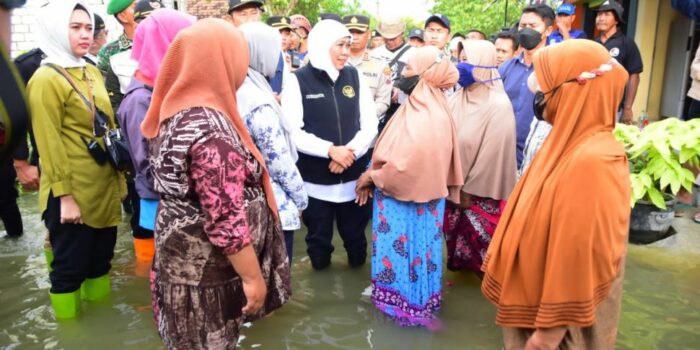 Kunjungi Warga yang Kebanjiran, Gubernur Khofifah Minta Pemprov Jatim dan Pemkab Lamongan Tangani Pintu Air Kuro