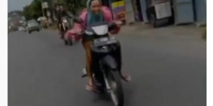 Viral Emak-emak di Kediri Naik Motor Ngebut Bak Pembalap