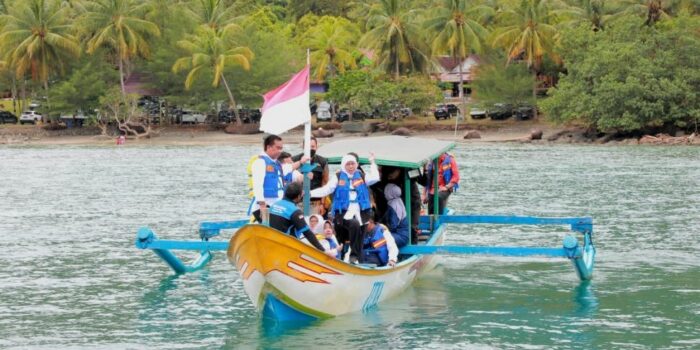 Gubernur Khofifah Tinjau Program Pemulihan Ekosistem Laut Pantai Mutiara dan Terus Terapkan Blue Economy