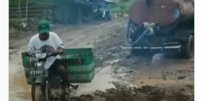 Viral Video Bapak-bapak Naik Motor Butut Tarik Truk Tangki Mogok, Warganet: Di Luar Nalar – Berita Jatim