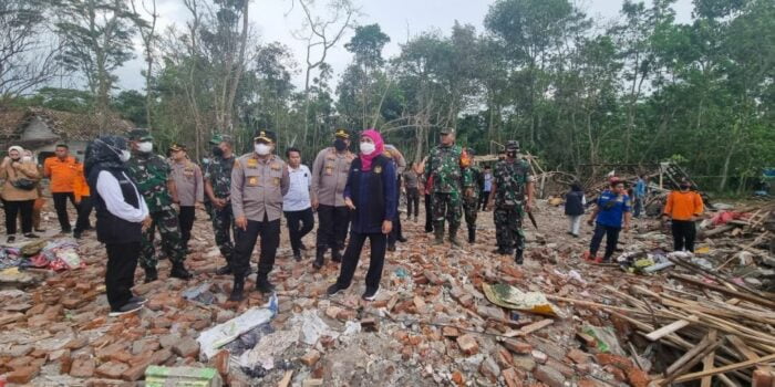 Tinjau Lokasi Ledakan Petasan di Blitar, Gubernur Khofifah Minta Masyarakat Jaga Suasana Kondusif