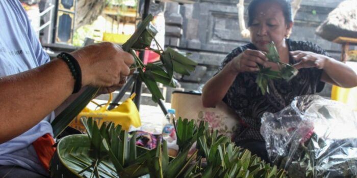 Serba-serbi Perayaan Nyepi di Surabaya, Saat Para Sarti Siapkan Sesajen Melasti