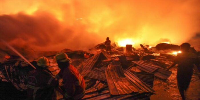 Kebakaran Hebat Landa Pabrik Rongsokan dan Rumah-rumah Petak Warga Surabaya