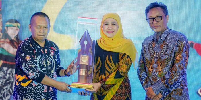 Gubernur Khofifah Terima Anugerah Tokoh Nasional Peduli Wartawan oleh PWI Jatim