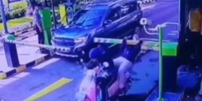 Viral Video Cewek Terpental Usai Terkena Palang Pintu Parkir Otomatis – Berita Jatim
