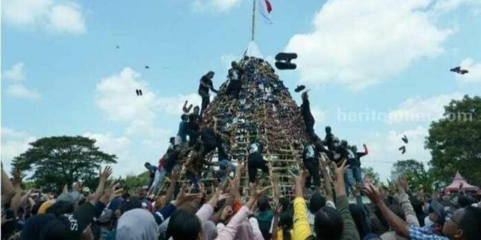 Ruwah Desa Jelang Puasa, Warga Prajurit Kulon Mojokerto Berebut Gunungan Sandal