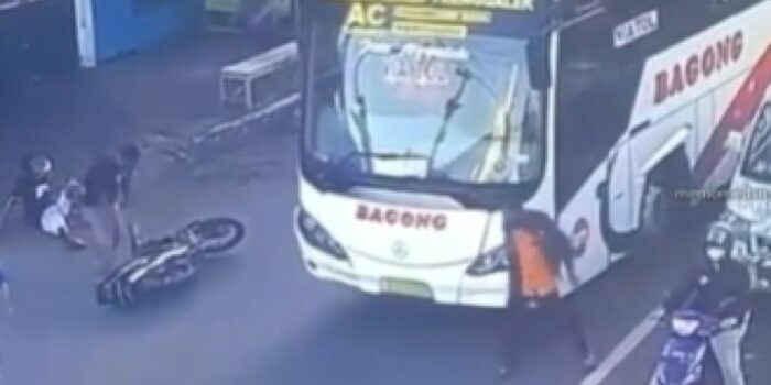 Detik-detik Bus Bagong Ambil Jalur Berlawanan hingga Bikin Pemotor Terjungkal di Tulungagung – Berita Jatim