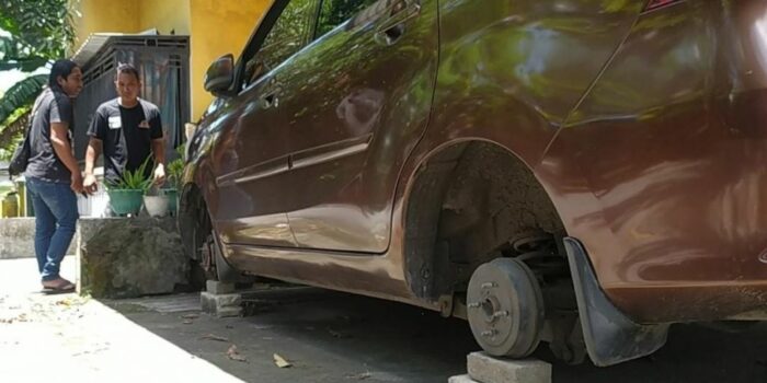 Terlalu! Maling Preteli Ban Mobil Warga Jombang di Parkiran – Berita Jatim
