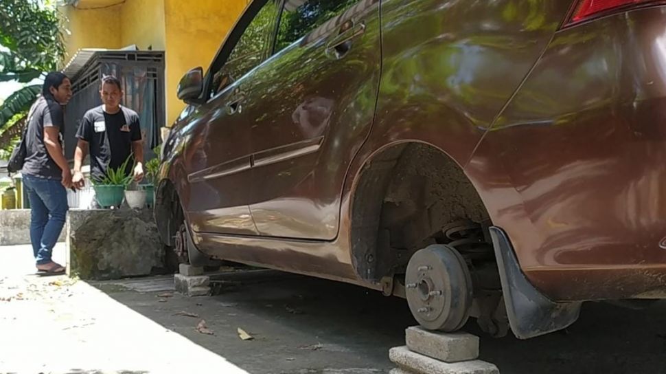 Terlalu! Maling Preteli Ban Mobil Warga Jombang di Parkiran