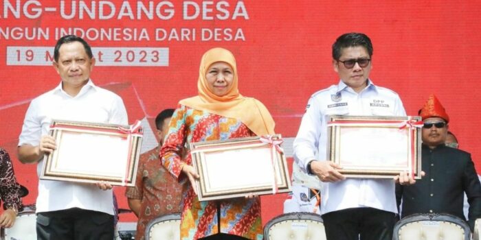 Gubernur Khofifah Raih Penghargaan Gubernur Peduli Kesejahteraan Aparatur Desa