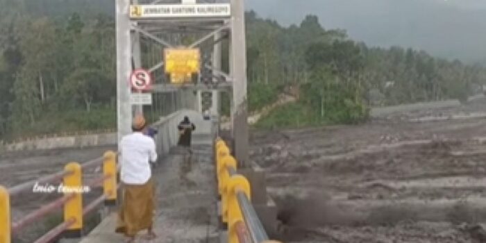 Nekat Banget, Ibu-ibu Nyeberang Jembatan Saat Banjir Lahar Dingin Semeru