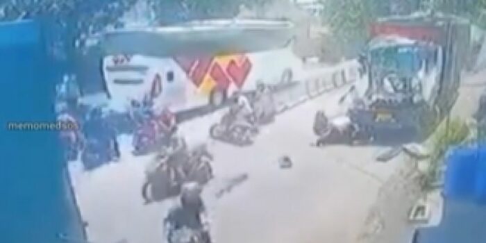 Detik-detik Video Kecelakaan Beruntun di Gresik, Dua Motor Terlindas Truk