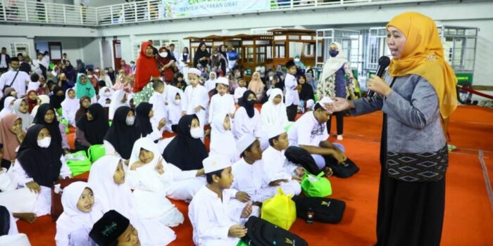 Safari Ramadan di Gresik, Khofifah Bersama Baznas Jatim Santuni 1.000 Anak Yatim