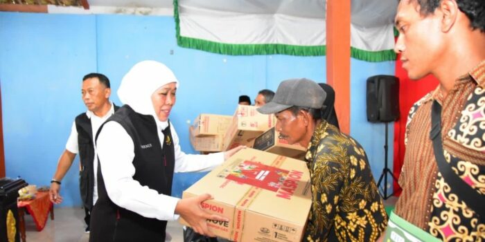 Gubernur Khofifah Serahkan Zakat Produktif untuk Warga Desa Talun