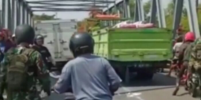 Ibu-ibu Terlindas Truk yang Menyalip di Jembatan Kaliketek Bojonegoro