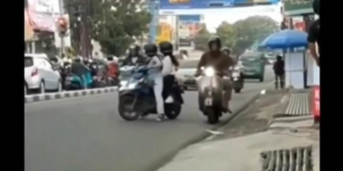 Bikin Kesel, Cewek Nyetir Motor Sein Kiri tapi Belok Kanan Lalu Putar Balik di Jalur Satu Arah – Berita Jatim