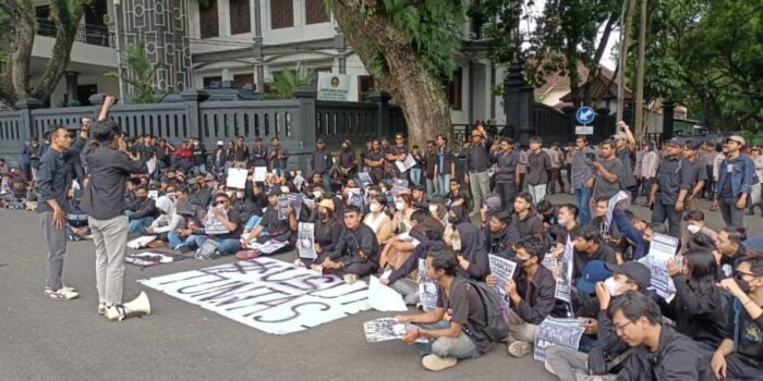 Kecewa Hasil Sidang Tragedi Kanjuruhan, Mahasiswa di Malang Unjuk Rasa