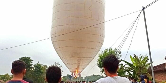 Polisi dan TNI Ancam Penjarakan Warga yang Terbangkan Balon Udara