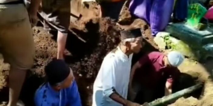 Warganet Geram Lihat Video Kakek Hidup Diuruk Tanah Saat Proses Pemakaman