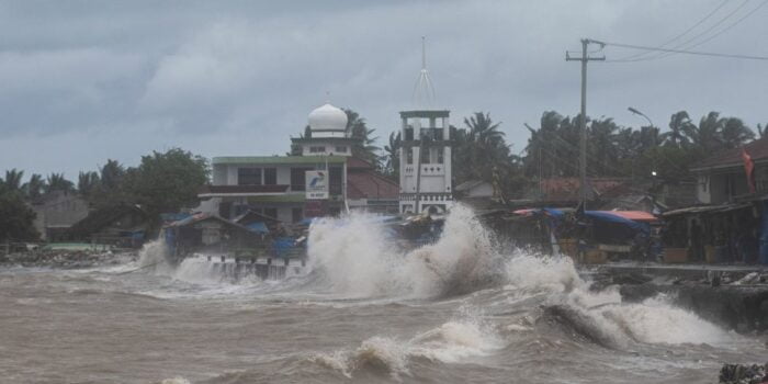 Buat yang Liburan di Pantai Utara Tetap Waspada, Gelombang Laut Sedang Tinggi-tingginya