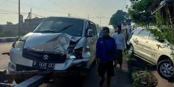 Jelang Salat Id, Mobil Suzuki APV Tabrak Innova di Tepi Jalan, Terdorong Hingga 15 Meter – Berita Jatim