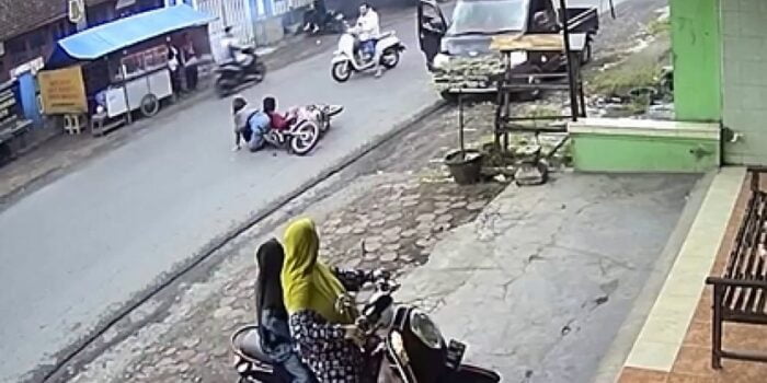 Detik-detik Pemotor Jatuh Terkapar Akibat Pintu Mobil Dibuka Sembarangan