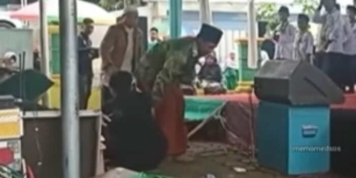 Video Momen 2 Pria Tersetrum hingga Terpental Saat Pegang Mic