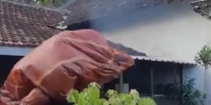 Video Sebuah Balon Udara dengan Api Membara Timpa Rumah Warga di Ponorogo